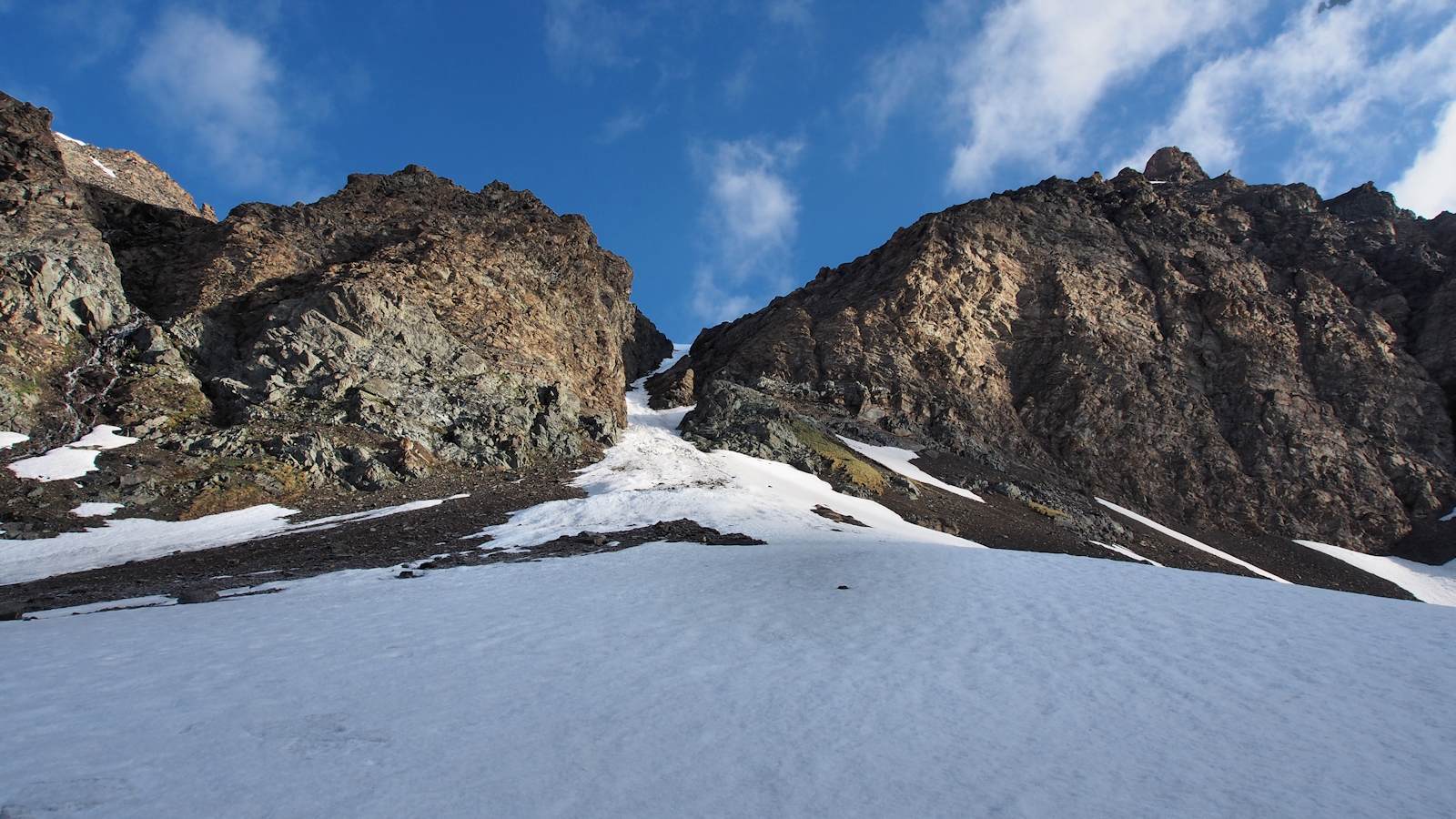 Couloir d'accès à la face Sud : Exposé semble t-il au chutes de pierres.