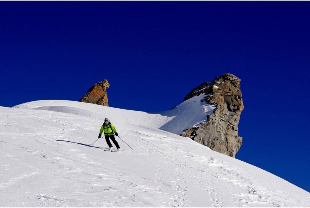 Riding Montcorvé : Jolie épaule neigeuse, entre versant nord et versant ouest du Grand Paradis. Et ces gardiens solitaires de Montcorvé qui balisent l'horizon et ferment des à pics