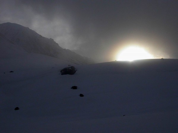 Col d'Arsine : Le soleil se lève derrière le Col. Voici la première éclaircie de la journée... et l'une des rares!