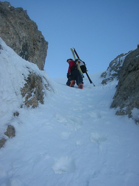 #2 Col termier : Denis à la sortie du couloir, la pente entre les rochers frise les 50 :o) Col termier : Denis à la sortie du couloir, la pente entre les rochers frise les 50 :o)