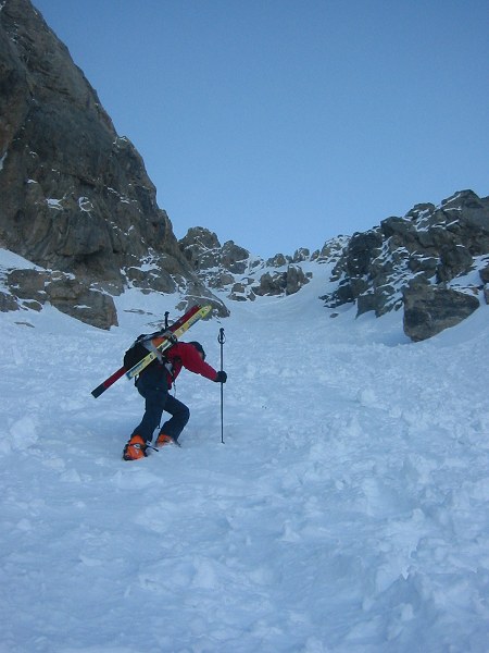 #1 Couloir du col Termier : Denis attaque, le pas a déjà bien coulé mais le regel est excellent. Couloir du col Termier : Denis attaque, le pas a déjà bien coulé mais le regel est excellent.