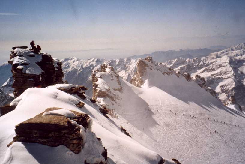 La pointe de la Madonne 4058m : Du sommet principal (le plus au nord), on voit la succession des alpinistes qui montent à l'assaut de la pointe de la Madonne n'a plus sa vierge (beaucoup de ces mêmes alpinistes sont d'ailleurs persuadés d'avoir attei