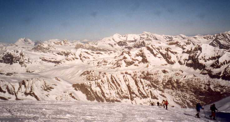 Ascension du Grand Paradis : Nous voilà sur l'épaule; une pensée pour la ski tour game en apercevant la petite face nord de la Grande Casse (en haut et à gauche)