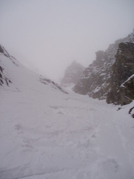 Le couloir médian : Les premiers virages en pente raide de la saison dans une neige poudreuse qui m'a bien facilité la reprise...