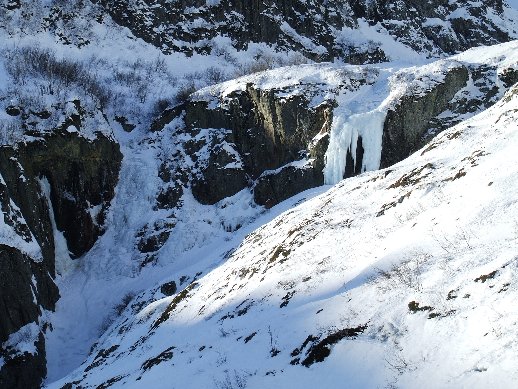 Cascades de glace : Les cascades sont bien formées dans ce vallon peu touché par le soleil