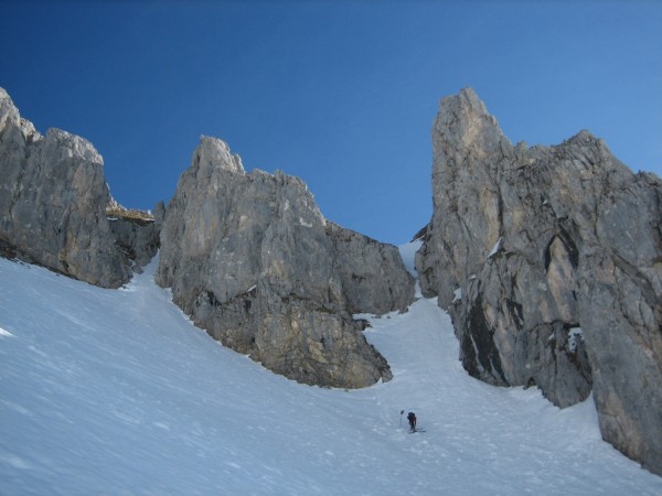 Le petit couloir : Hervé sous le couloir de montée pour accéder au replat sous la Tour du Bargy (couloir de gauche)