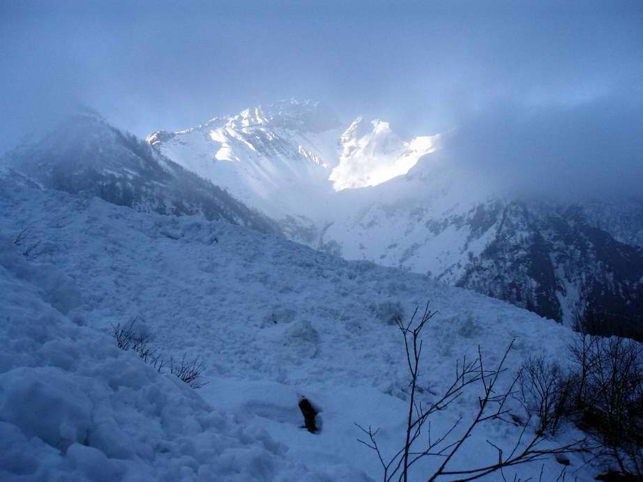 Le soleil enfin : Contraste entre les monstrueuses avalanches et la douce lumière des premiers rayons du soleil