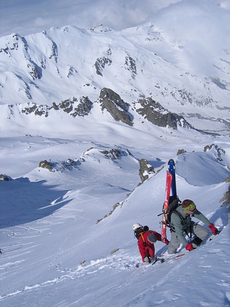 Arête des Cabottes : On porte les skis depuis 10m, il en reste 50 pour le sommet.