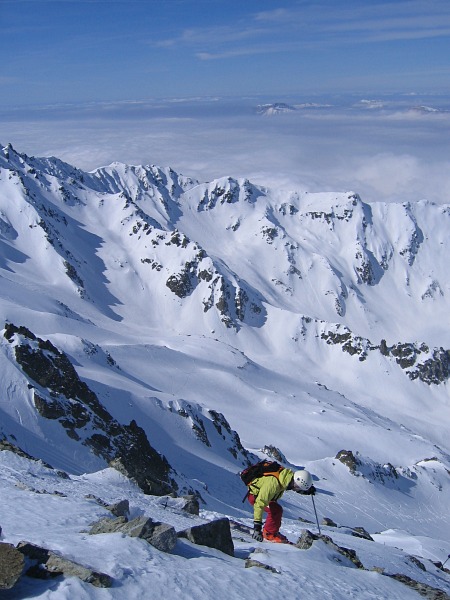 Départ du pic des Cabottes : On a chaussé les skis au sommet, mais on commence par un peu de dérapage entre les caillous sur une neige bien dure.
