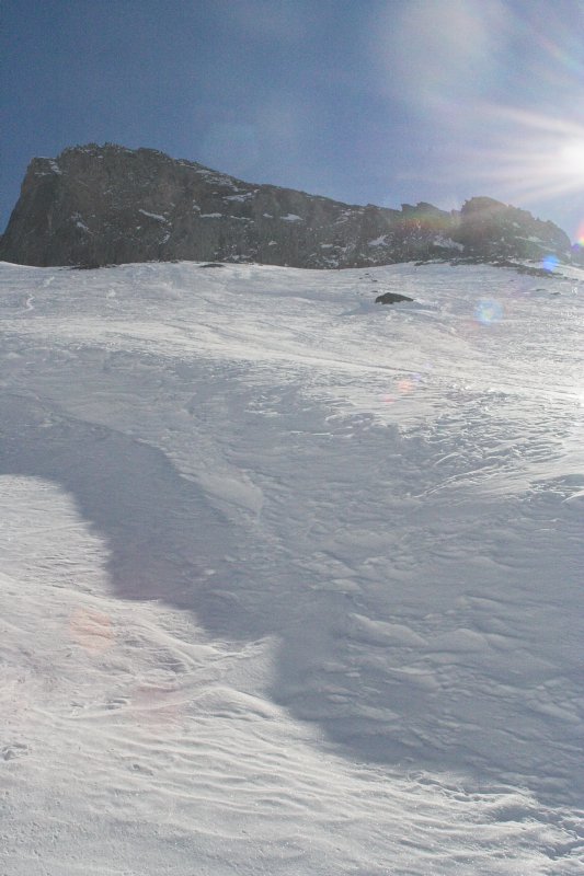 Corniche : En montant vers le col, il y a pas mal de neige, par endroit.