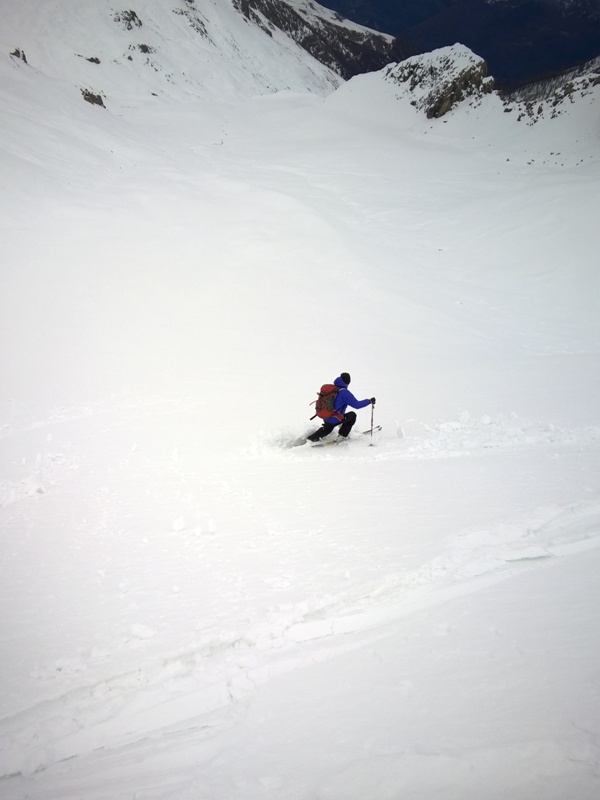 descente dans la pente sous le sommet de l'Eychauda en direction du ravin de Mélivrin.