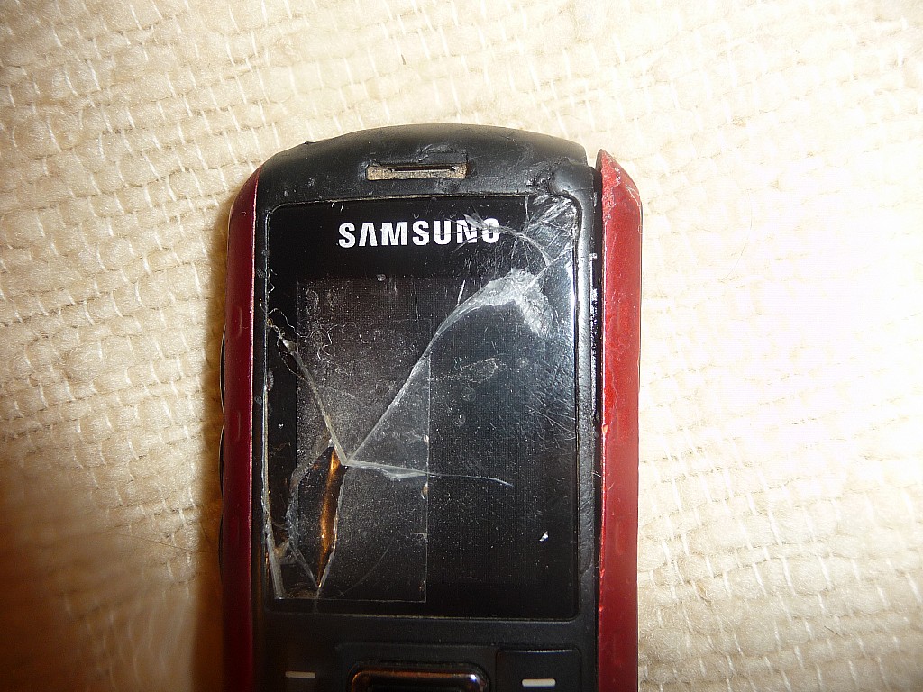 Samsung Solid. Ecrasé entre le rocher et ma cuisse. Il fonctionne toujours.