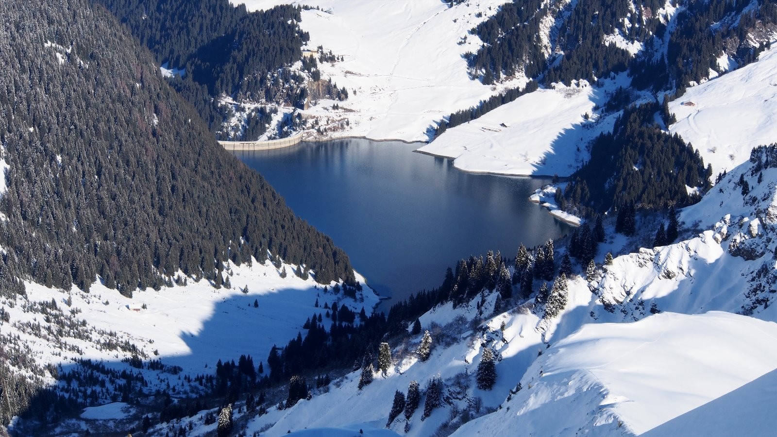 Du sommet, le barrage et le lac de St Guérin.