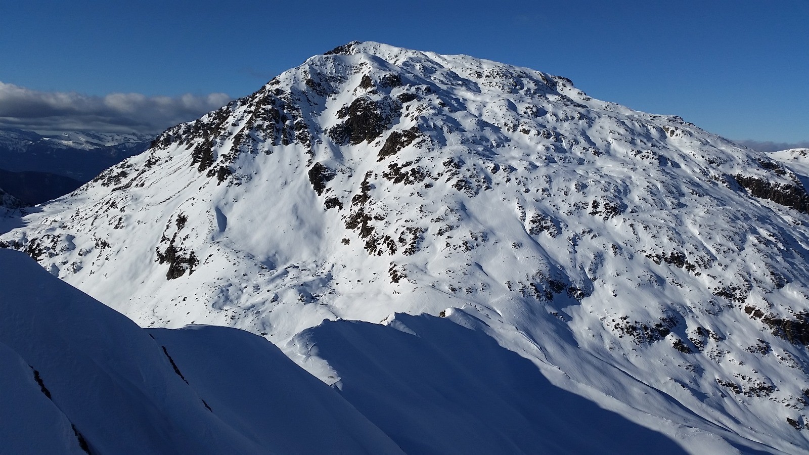 Sommet de la pointe du Riondet - Vue sur le Grand Mont - On apperçoit les traceurs du jour .