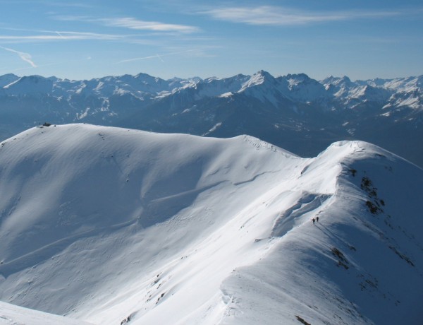 Mont Guillaume : Sur la crête du Mt Guillaume. Beau départ de plaque dans la combe N