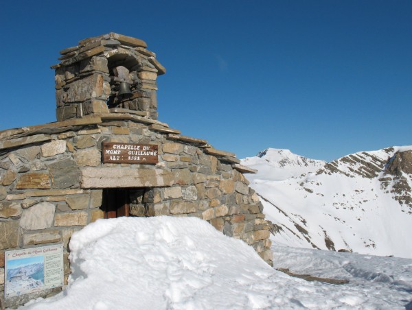 Mont Guillaume : La Chapelle du Mt Guillaume. Au fond, le Mourre Froid