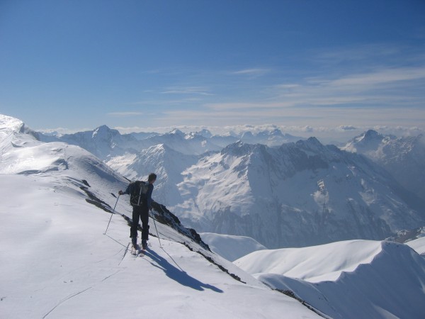 La draye : Jip admire notre Draye de Pétarel de la veille, au lieu de s'inquiéter de l'itinéraire de descente à venir...