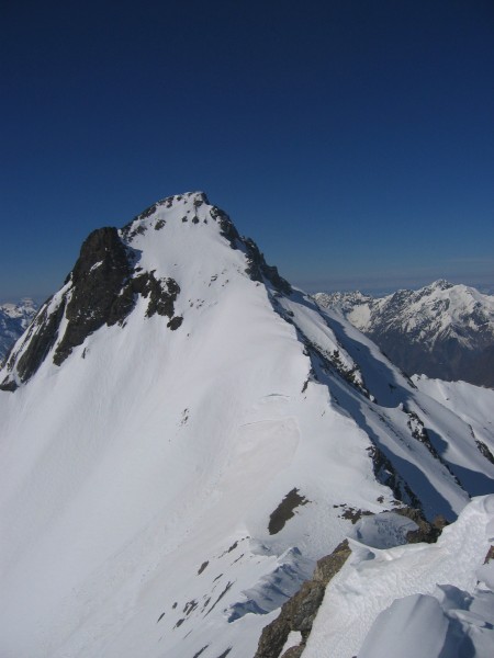 Aiguille de Morges : Cf toponeige ecrins sud p233: la même, plus enneigée!!
A partir de là ça se corse:le petit passage d'arête, enneigé, va nous donner quelques sueurs froides!