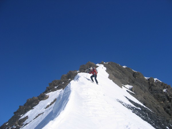 Arête du Montagnon : C'est pas encore gagné...A droite de l'arête neige béton douteuse,à gauche transfo mais assez expo!