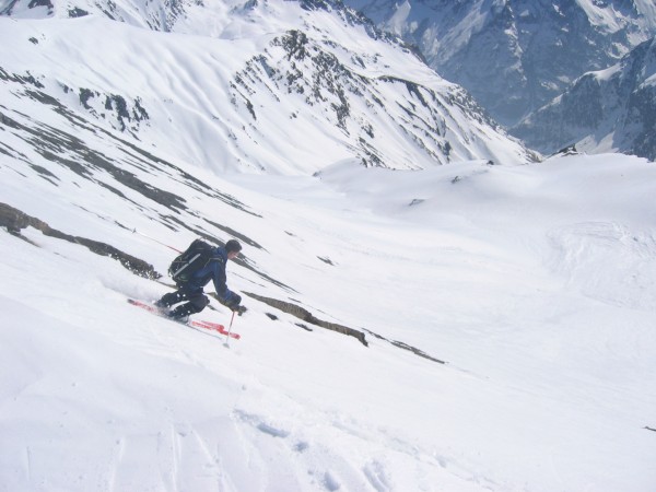 Transfo! : Descente sous le col, on apprécie cette excellente neige!