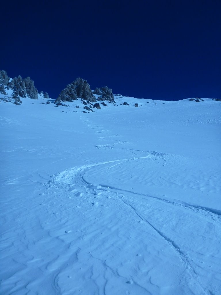 Sur skitour : on montre que les belles traces (on oublie le sommet pourri :p)