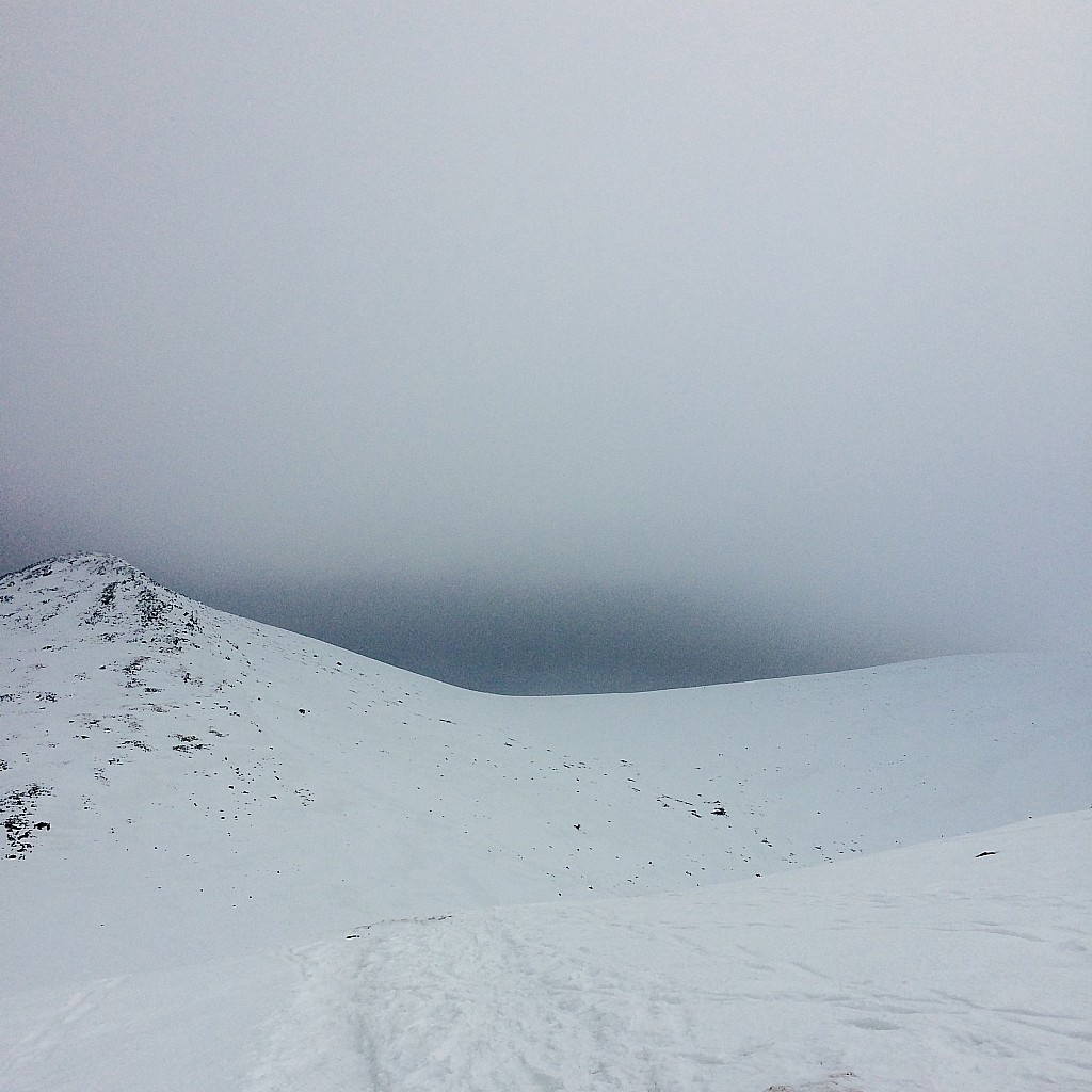 Le Col d'Ibañeta en face avec l'Okolin à droite dans la brume.