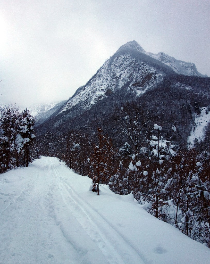 #2 Le vallon dominé par Le Château Nardent... Le vallon dominé par Le Château Nardent...