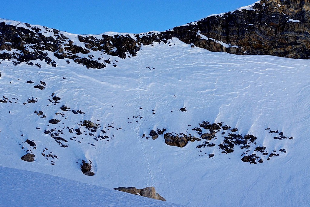 Col de la Tsanteleina... Raide, prévoir corde pour descendre le matériel lourd (sac à dos, skis...) et réaliser les 15 premiers mètres en désescalade, avec légéreté...!
