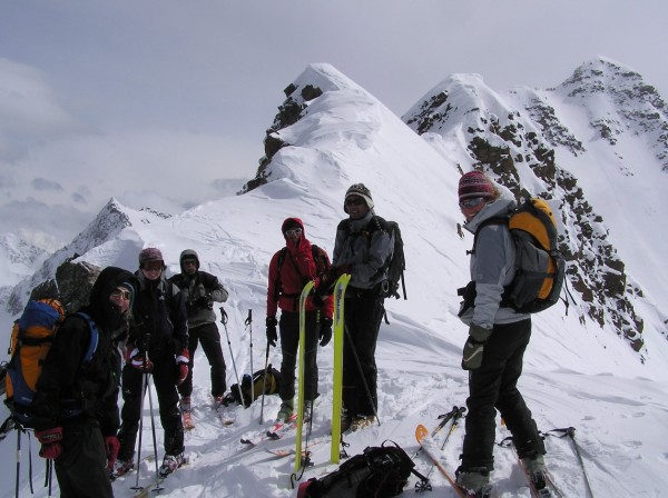 Summit : Les acharnés de Skitour avec Comberousse gavé de monde en arrière plan