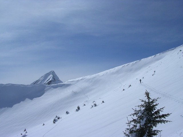 Col de Tavaneuse : Remontée au col, Patrick à la trace....La poite de Nantaux au second plan