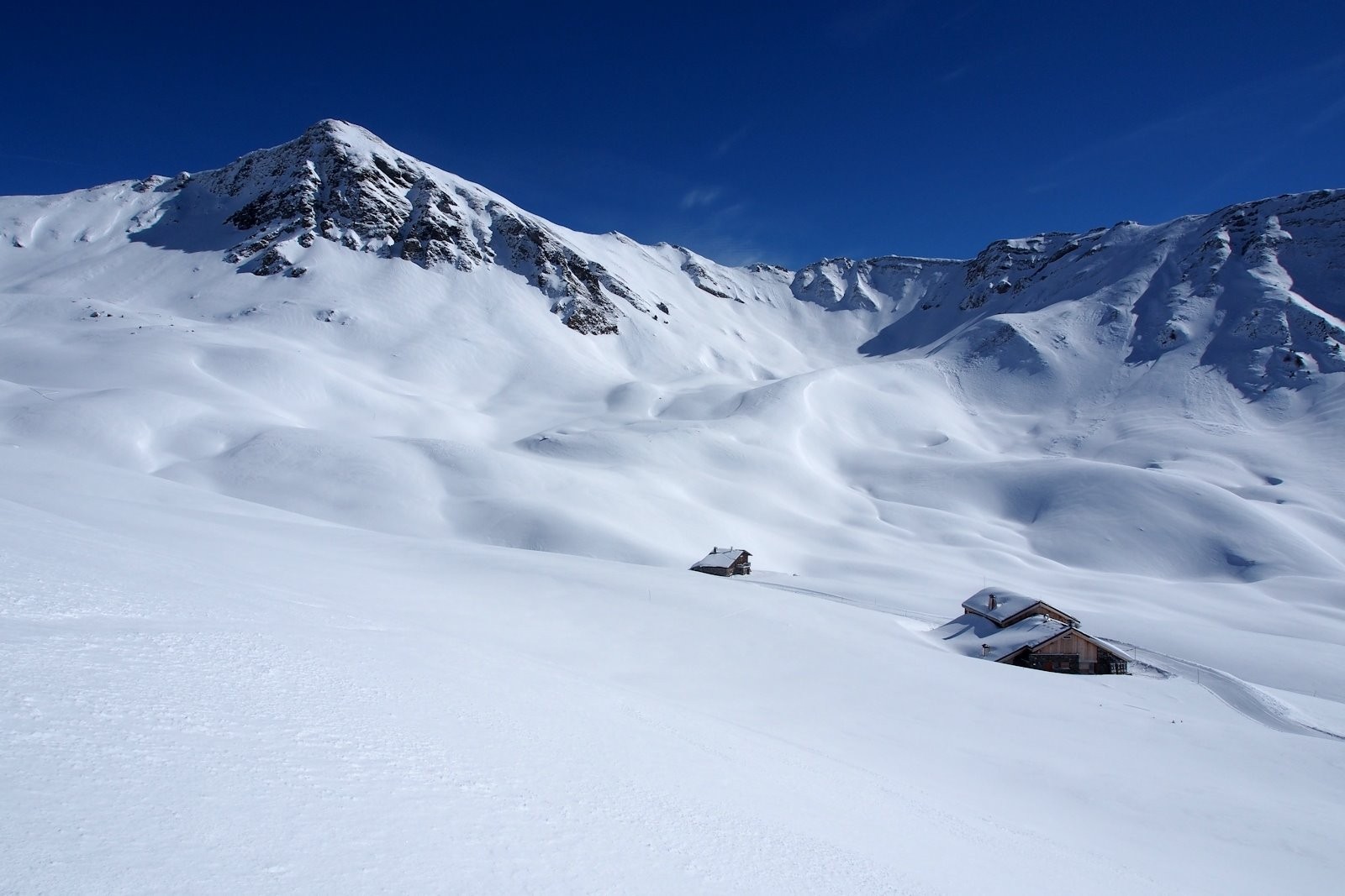 Dzonfié et le refuge du Nant du Beurre.