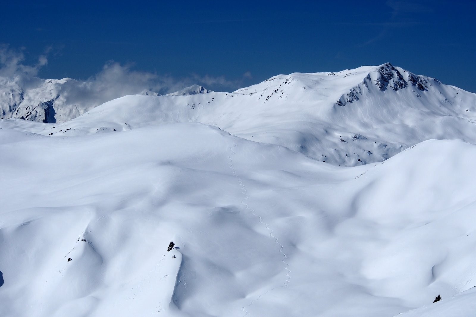La première descente du jour vue de l'arête du Grand Crétet.