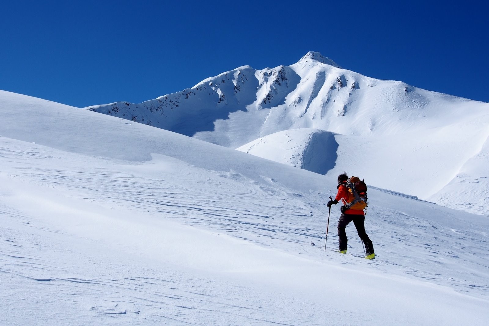 Remontée face au versant Est du Crêt du Rey.