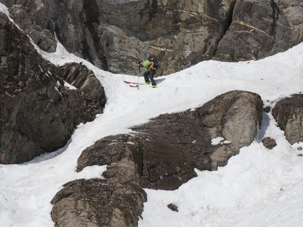 passage du verrou par une echarppe de neige rive droite
