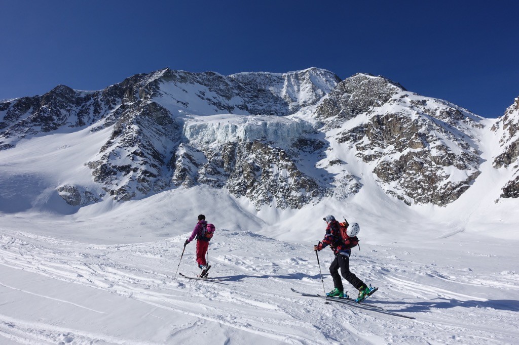 Sous le Pignes et son impressionnant glacier suspendu
