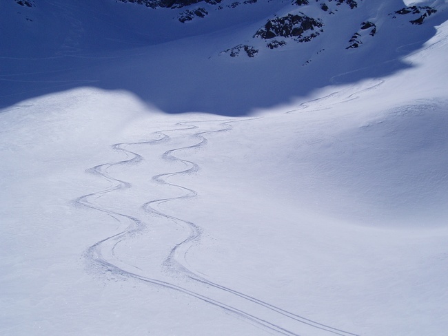 Descente du "col" : dédicacée à Christophe: on skie comme des fers à repasser mais on fait des belles traces!!!!