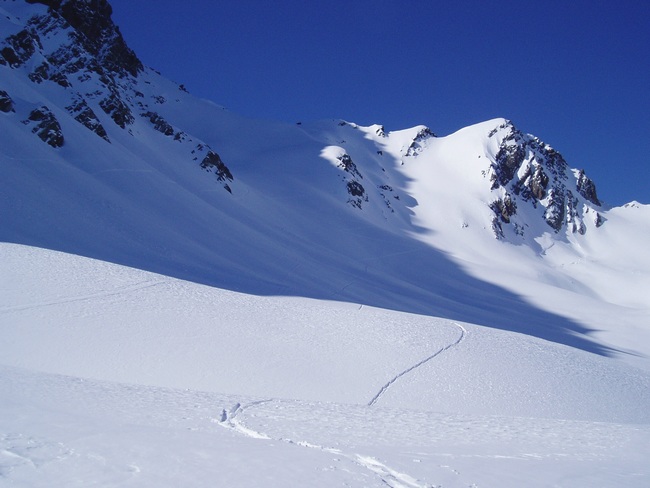 Un autre col? : On va profiter des traces pour aller à ce "col" (à l'ombre).