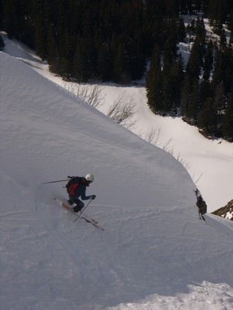 Mirantin : Des contrepentes N encore poudreuses dans la face ouest de Roche Pourrie.