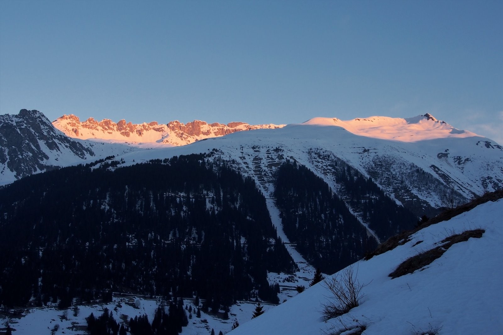 Les premiers rayons du soleil sur Grande Parei et Mont Rosset.