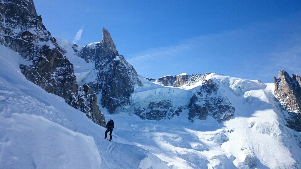 Vue de la Dent du Géant et glacier suspendu au pied du couloir Puiseux