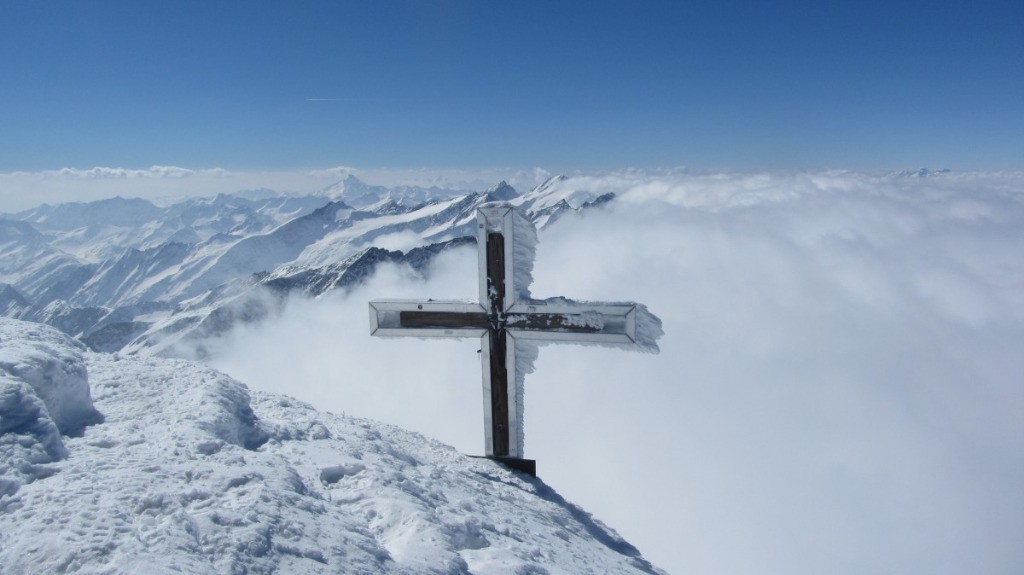 Croix sommitale, bien sous la neige