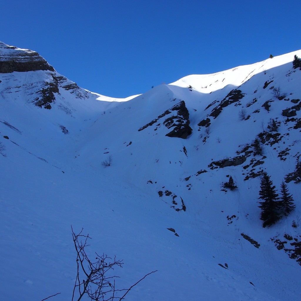 le soleil a du mal à entrer dans le vallon