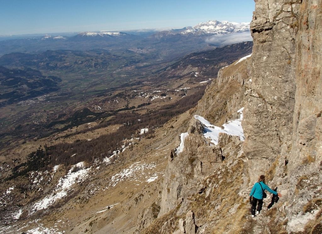 La vire d'accès au sommet, en versant Sud
