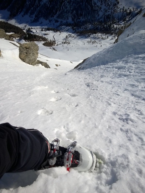 montée dans le couloir - vue plongeante sur les chalets de l'Orceyrette