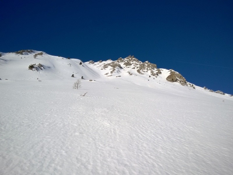 Au pied de la pente sous le couloir