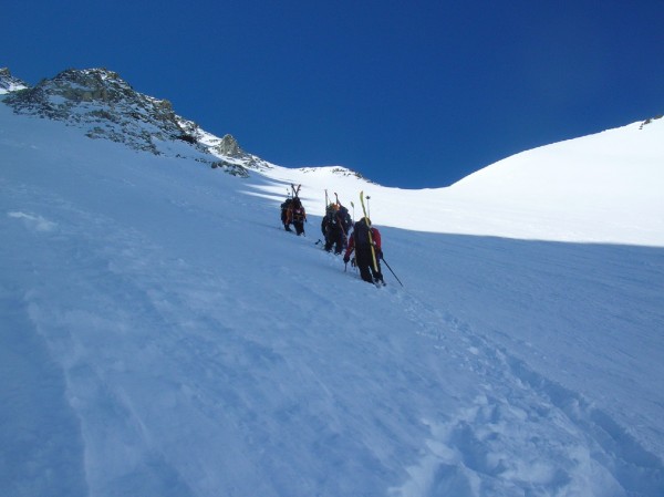 Ascension du Col des Cristaux : Les 2 cordées précédant Romu nous font une bonne trace.