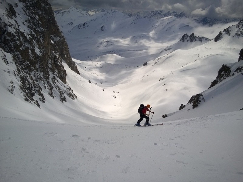 Sophie arrive à la crête de la Casse Blanche avec le soleil