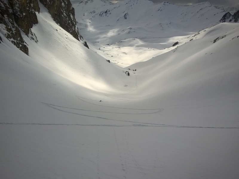 Belle trace de montée dans la pente Sud sous la crête de la Casse Blanche