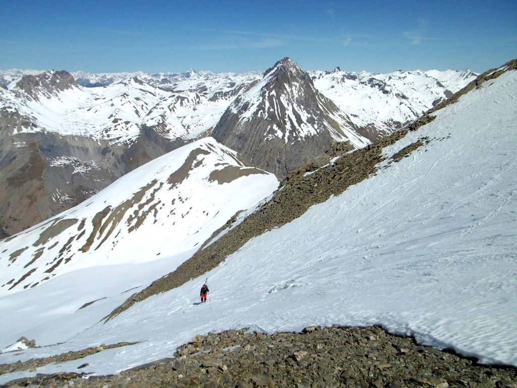 Sortie du couloir depuis le replat sous le sommet. Le versant sud de l'Alpet déjà déneigé.