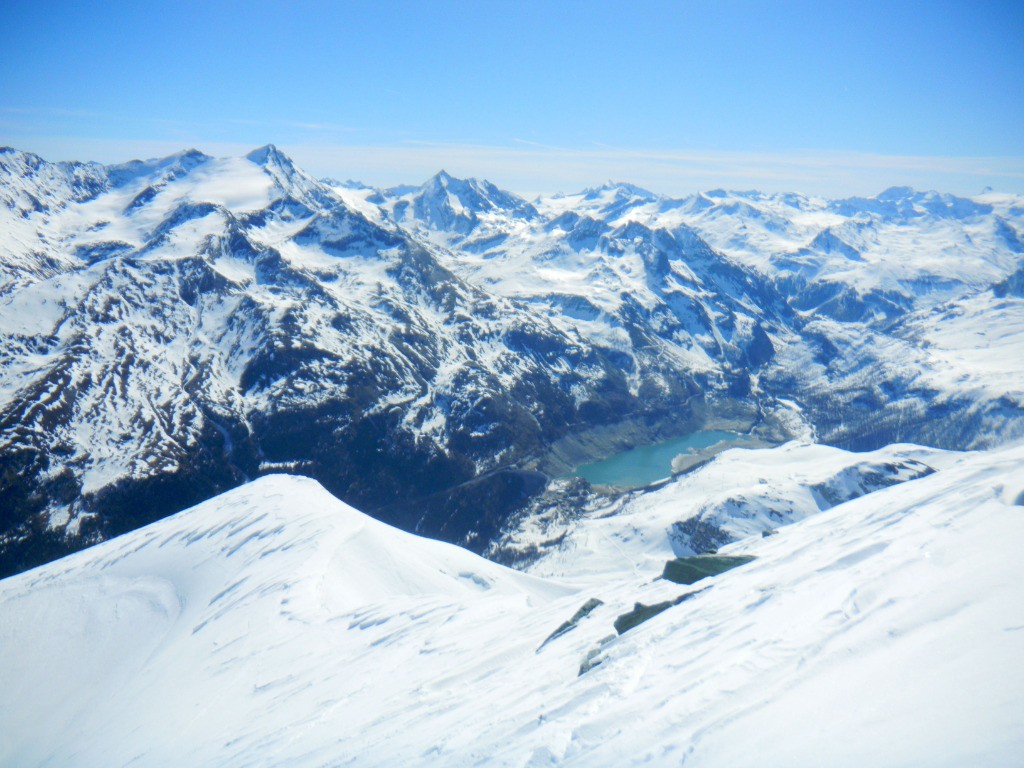 Le lac de Tignes est presque vide.
